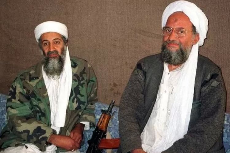 Zawahiri (kanan) dianggap sebagai tangan kanan Bin Laden, yang kemudian menjadi pemimpin al-Qaeda.