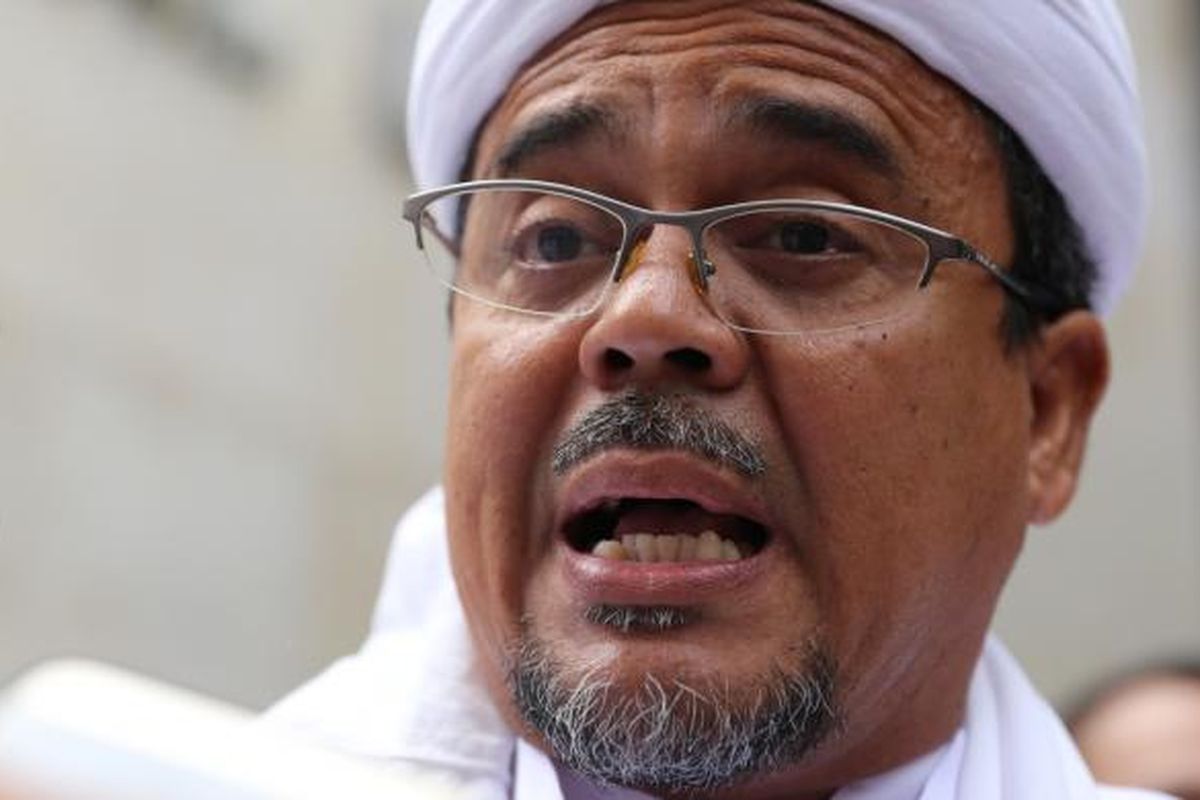 Pimpinan Front Pembela Islam, Rizieq Shihab tiba di Kantor Direktorat Reserse Kriminal Umun, Polda Metro Jaya, Jakarta, Rabu (1/2/2017).