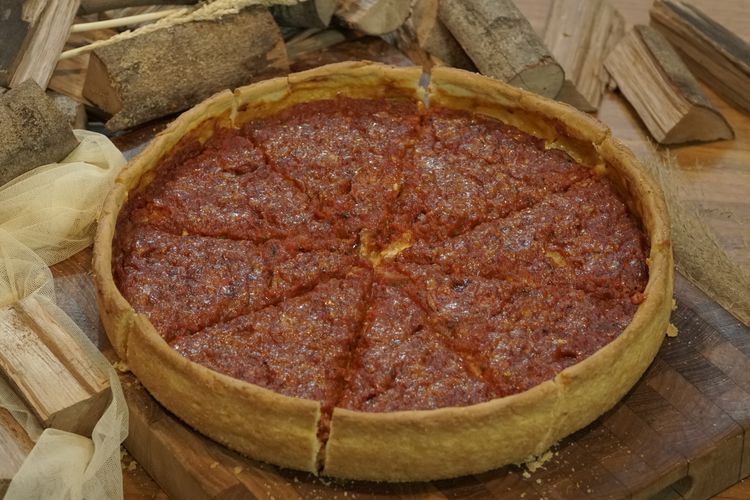  12 Hours Smoked Pepperoni Deep Dish Pizza di Giulia?s Chicago Pizzeria.