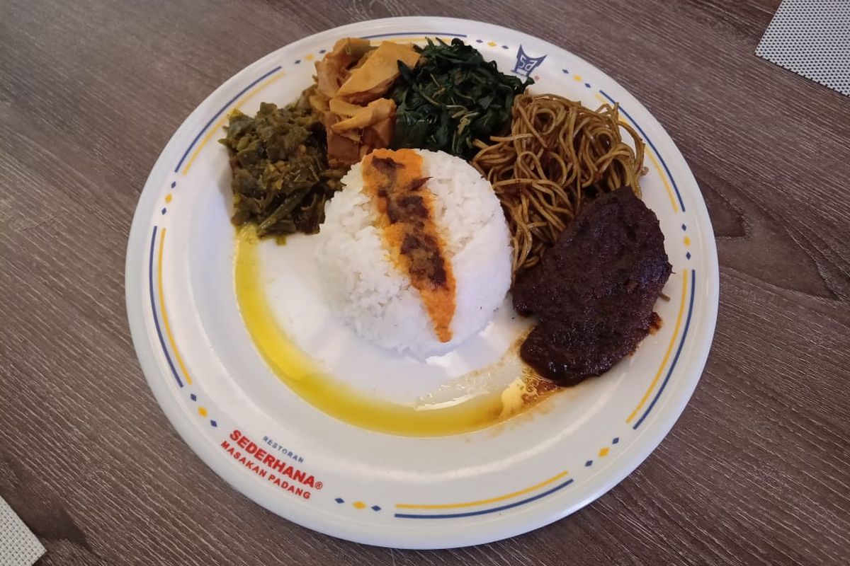 Ilustrasi nasi Padang lengkap dengan lauk dan mi rasa rendang di Restoran Sederhana.