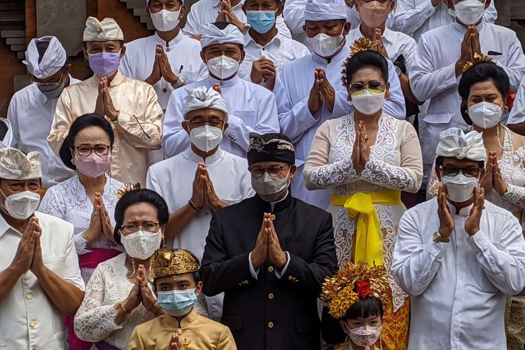 Gubernur DKI Jakarta Anies Baswedan (baju hitam) berfoto bersama umat Hindu Jakarta dalam rangkaian upacara Hari Raya Nyepi di Pura Aditya Jaya, Rawamangun, Jakarta Timur, Rabu (2/3/2022).