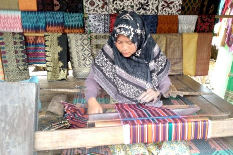 Fanani (28 tahun), penenun Desa Sade, Lombok Tengah, Nusa Teggara Barat.