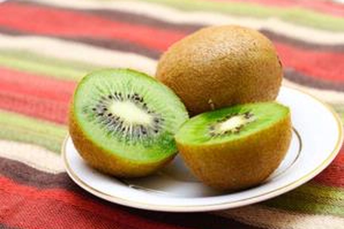 Buah kiwi, kaya vitamin dan mineral.