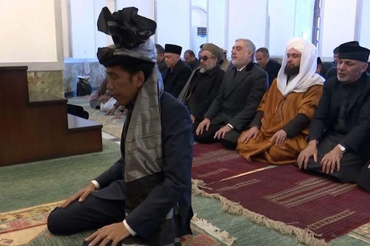 Presiden Joko Widodo menjadi imam shalat saat kunjungan ke Afghanistan, Senin (29/1/2018).