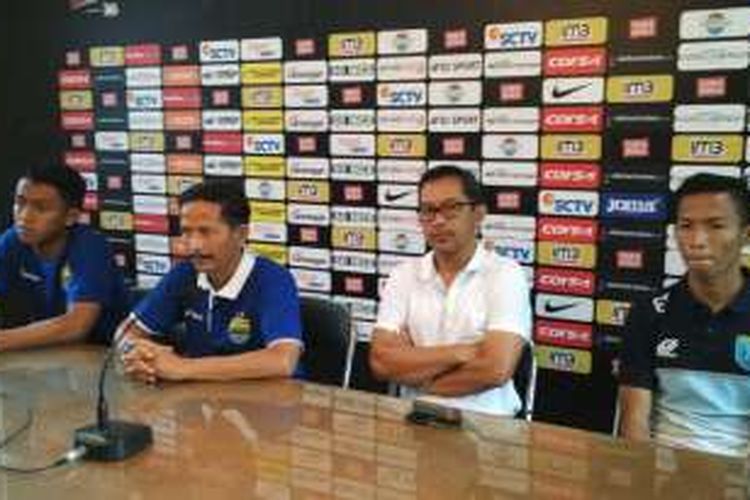 Perwakilan pemain dan pelatih Persela serta Persib saat jumpa pers, Jumat (25/11/2016).