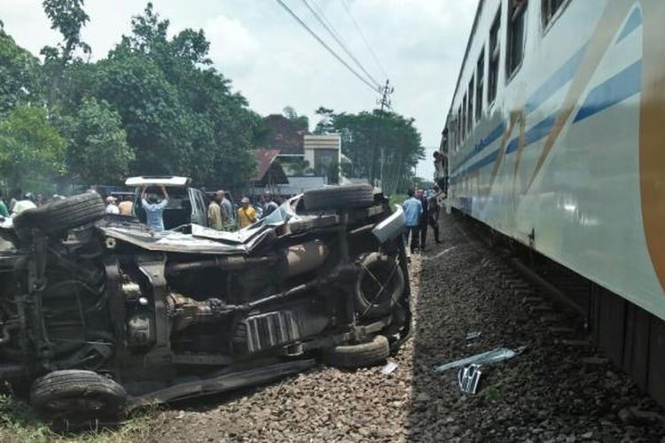 Sebuah mobil APV yang tertabrak kereta api di Kelurahan Ardirejo, Kecamatan Kepanjen, Kabupaten Malang, Minggu (19/2/2017) foto: Istimewa