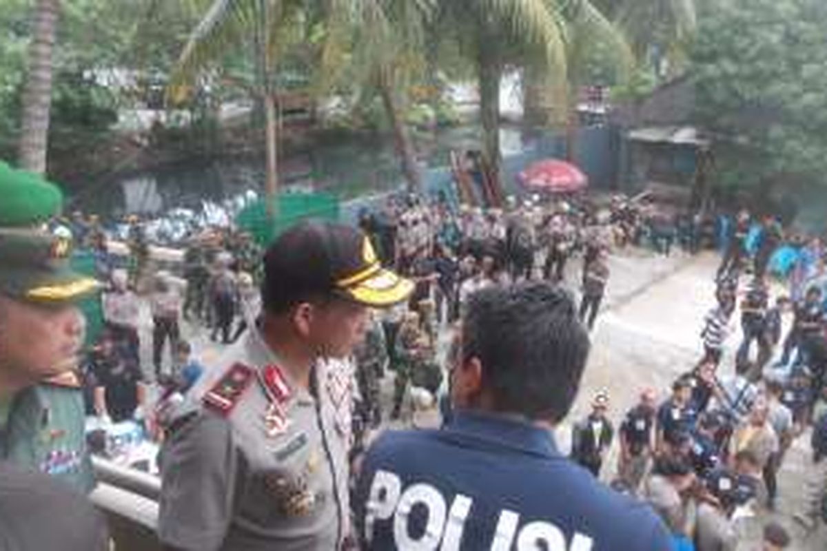 Kapolda Metro Jaya Inspektur Jenderal Tito Karnavian (bertopi cokelat) saat berada di balkon lantai atas Kafe Intan dalam operasi pemberantasan penyakit masyarakat yang digelar di kawasan Kalijodo, Sabtu (20/2/2016). Kafe Intan sendiri adalah tempat hiburan malam yang dimiliki oleh Abdul Azis alias Daeng Azis, salah satu pentolan preman di Kalijodo.