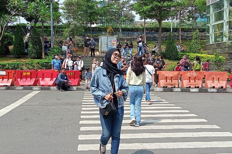 Semangat Citayam Fashion Week Belum Mati, Warga Masih Bergaya Ala Model di Zebra Cross Dukuh Atas BNI pada Sabtu (30/7/2022)