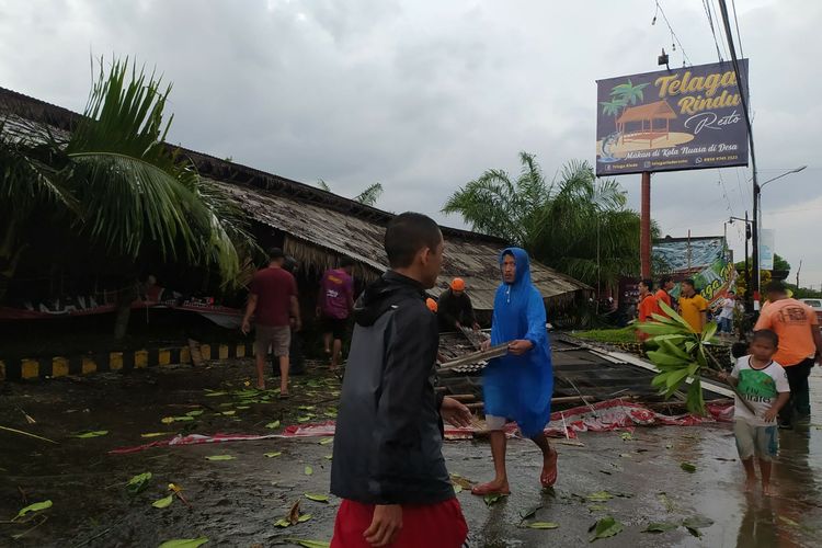 Kondisi Rumah Makan Telaga Rindu di Jalan Brigjen Slamet Riyadi, Manggeh Anyar, Kelurahan Lalung, Kecamatan Karanganyar, Jawa Tengah setelah ambruk pada Selasa (25/1/2022).