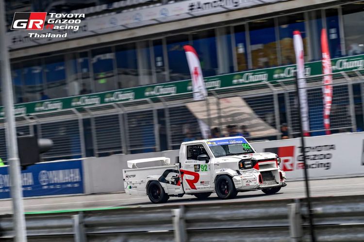 Modifikasi Toyota Hilux Champ alias Hilux Rangga dimodifikasi oleh Toyota Gazoo Racing Thailand untuk balapan