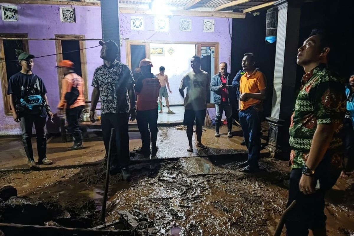 Petugas dan warga mengecek lokasi terdampak longsor di Desa Jugo, Kecamatan Mojo, Kabupaten Kediri, Jawa Timur, Kamis (23/6/2022).