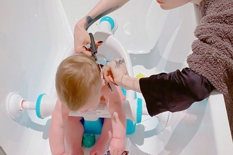 X AE A-Xii , anak Elon Musk sedang dipotong rambutnya

