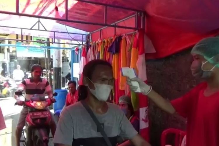 Warga RW 04, Kelurahan Cipinang Besar Utara, Jatinegara, Jakarta Timur, perketat akses utama lingkungan dengan pengecekan suhu tubuh dan penyemprotan cairan antiseptik, Rabu (1/4/2020).