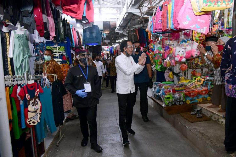 Presiden Joko Widodo berkunjung ke Pasar Tradisional Kecamatan Rogojampi, di Banyuwangi, Kamis (25/6/2020).