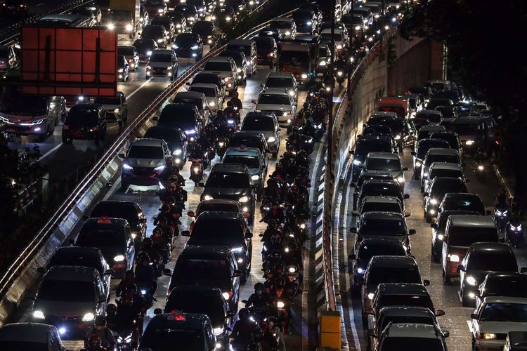 Suasana kendaraan terjebak macet di Jl. Gatot Subroto dan Tol Cawang-Grogol di Jakarta Selatan, Senin (8/6/2020). Pada hari pertama  orang masuk kantoran dan penerapan Pembatasan Sosial Berskala Besar (PSBB) transisi, lalu lintas di sejumlah jalan di DKI Jakarta terpantau padat hingga terjadi kemacetan.