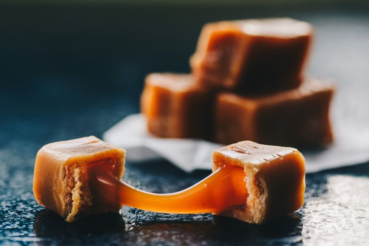 Ilustrasi caramel fudges dari lelehan gula pasir. 