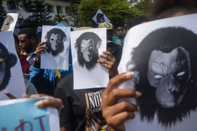 Massa yang tergabung dalam Ikatan Mahasiswa Papua Sejawa-Bali melakukan aksi unjukrasa damai di Depan Gedung Sate, Bandung, Jawa Barat, Senin (19/8/2019).