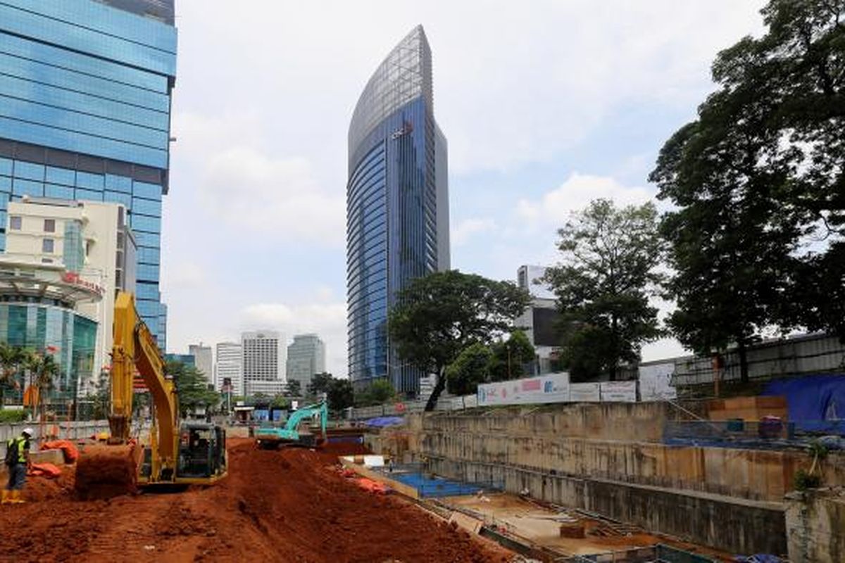 Aktivitas pekerja menyelesaikan pengerjaan proyek pengeboran terowongan untuk angkutan massal cepat (Mass Rapid Transit/MRT) di Stasiun Dukuh Atas, Jakarta Pusat, Kamis (24/11/2016). Pengerjaan proyek MRT fase pertama ini diperkirakan rampung pada tahun 2018.