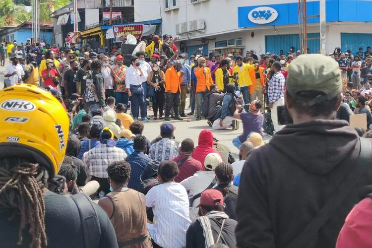 Aksi unjuk rasa ratusan mahasiswa yang menolak rencana pembentukan DOB, di Lingkaran Abe, Distrik Abepura, Kota Jayapura, Papua, Jumat (1/4/2022)