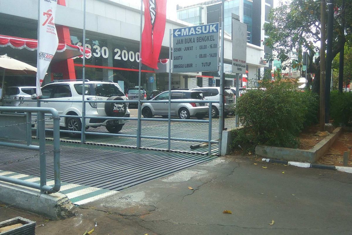 Showroom Auto 2000 masih menduduki saluran Kali Baru Barat, Kamis (7/9/2017).