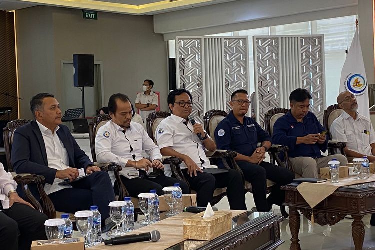 Staf Ahli Menteri Bidang Ekonomi, Sosial dan Budaya KKP, Trian Yunanda, menjelaskan terkait Kampung Nelayan Merah Putih, Senin (16/6/2025). 