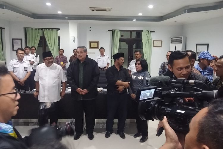 Rombongan SBY disambut Gubernur Jatim, Soekarwo, di Stasiun Pasar Turi Surabaya