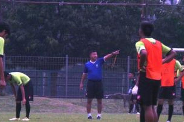 Pelatih Timnas Brunei Darussalam U-23, Stephen Heng Seng, memimpin anak asuhnya dalam latihan yang digelar Lapangan Latihan PSSI, Selasa (24/3/2015) sore. Latihan ini merupakan persiapan Brunei untuk menghadapi kualifikasi Piala AFC U-23 Grup H di Stadion Utama Gelora Bung Karno pada 27-31 Maret 2015.
