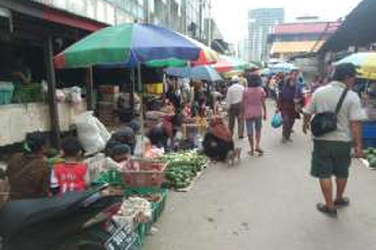 Pedagang liar di kawasan Pasar Kebayoran Lama ramai menjelang lebaran, Senin (4/7/2016).