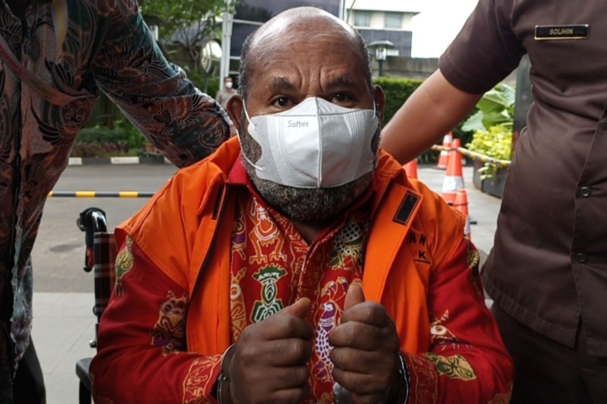 Gubernur Papua, Lukas Enembe membantah adanya dugaan aliran dana dari dirinya ke Organisasi Papua Merdeka (OPM), Jumat (10/2/2023).
