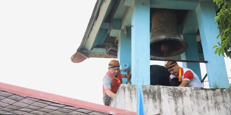 Gubernur Jawa Tengah Ganjar Pranowo bersama ribuan orang bersih-bersih di halaman Keraton Surakarta Hadiningrat, Jumat (29/3/2019) pagi.