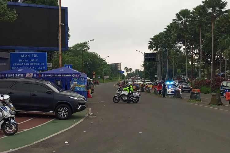 Petugas sedang membuka arus one way di Simpang Gadog, Ciawi, Kabupaten Bogor, Jawa Barat, Selasa (25/4/2023).