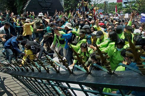 Demo Mahasiswa Semarang, Pagar DPRD Jateng Dijebol Minta Ganjar Temui Massa