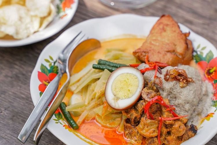 Lontong Cap Sawah, salah satu menu best seller di Ngopi di Sawah, Sentul. Hidangan ini merupakan adaptasi peranakan Tionghoa terhadap masakan Jawa yang terdiri dari opor ayam kampung, sayur labu, sambal goreng ati, tahu bacem, lontong, dan telur pindang yang disajikan bersama emping untuk penyeimbang rasa.