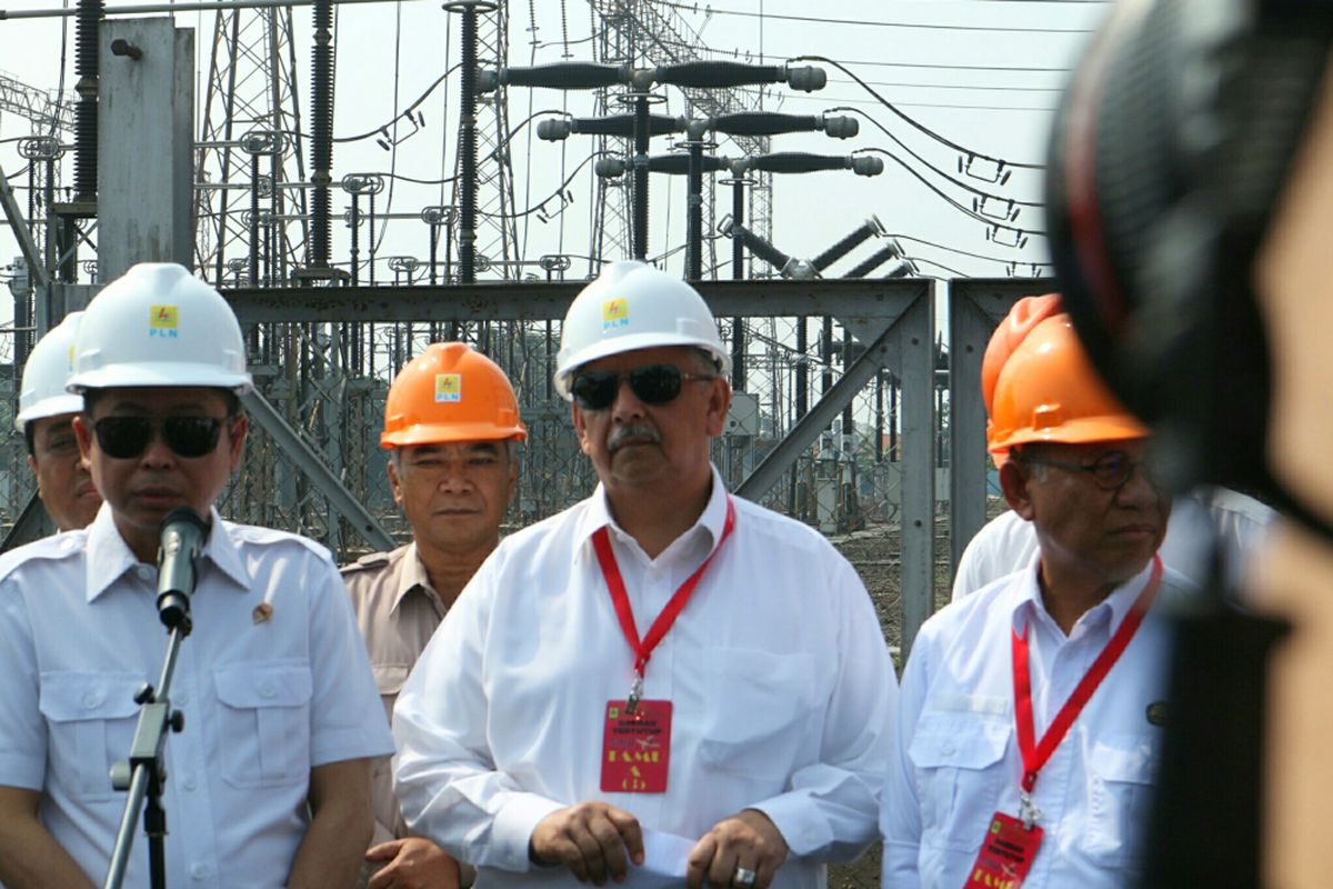 Menteri Energi dan Sumber Daya Mineral (ESDM), Ignasius Jonan (kiri) bersama Dirut PLN Sofyan Basir (tengah) mengunjungi Pusat Pengatur Beban Jawa-Bali (P2B JB) Gandul, Depok, Jawa Barat, Kamis (15/6/2017).
