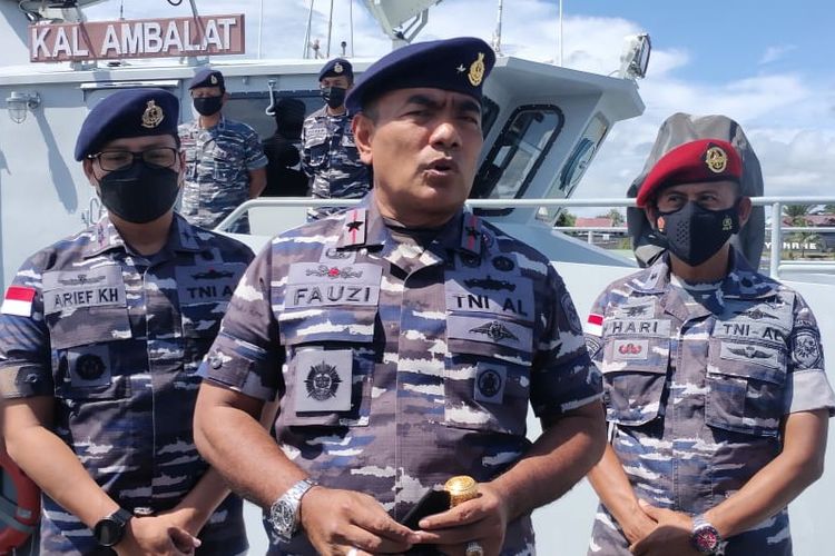 Danlantamal XIII Tarakan Laksma TNI Fauzi saat berkunjung ke LANAL Nunukan. Fauzi menegaskan komitmen TNI AL untuk mengantisipasi pelanggaran di laut dengan pengetatan penjagaan menyambut dibukanya jalur perbatasan Malaysia.