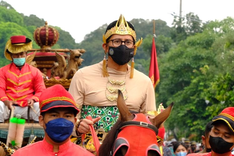 Menteri Pariwisata dan Ekonomi Kreatif, Sandiaga Uno saat berada kirab Solo Menari 2022 mengunakan kostum tokoh wayang Poncokusumo, Jumat (29/4/2022)