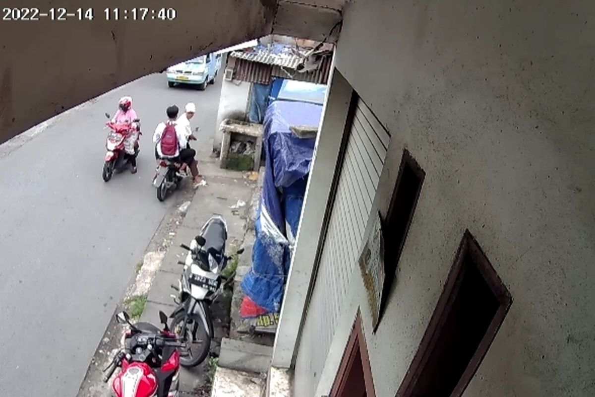 Kamera CCTV merekam aksi pelaku pembobolan di warung nasi uduk di Tanjung Priok, Jakarta Utara pada Rabu (14/12/2022). Keduanya terlihat masih memakai seragam sekolah dan berhasil menggondol tabung gas elpiji 3 kilogram milik korban. 