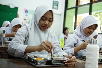 Suasana Hari Pertama Program Makan Bergizi Gratis