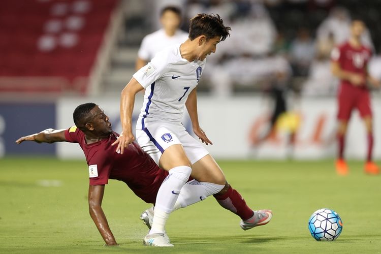 Pemain Korea Selatan, Son Heung-min (kanan), berebut bola dengan pemain Qatar, Rodrigo Tabata, dalam pertandingan kualifikasi Piala Dunia 2018 zona Asia di Stadion Jassim Bin Hamad, Doha, Selasa (13/6/2017).
