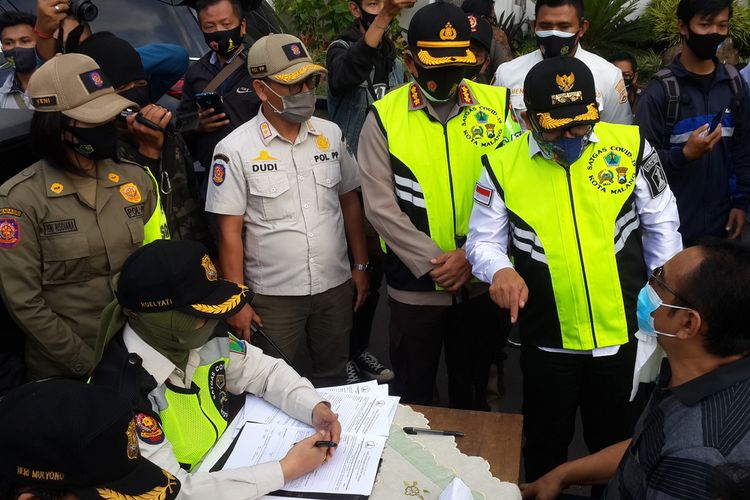 Wali Kota Malang Sutiaji saat berdebat dengan RT, warga yang tidak memakai masker dalam razia masker di Balai Kota Malang, Rabu (16/9/2020).