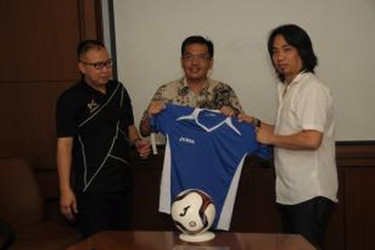 Direktur Komunitas dan Sekretaris Redaksi Kompas Rusdi Amral (tengah) bersama Direktur Penjualan dan Marketing Joma Indonesia Johnny Makmur (kanan) dan Direktur Komunikasi Liga Kompas Gramedia U-14 Buyung Wijaya Kusuma meresmikan kerja sama antara LKG U-14 dengan Joma Indonesia di Kantor Redaksi Kompas, Kamis (16/4). Joma Indonesia akan memenuhi kebutuhan perlengkapan olahraga LKG U-14 musim ini.