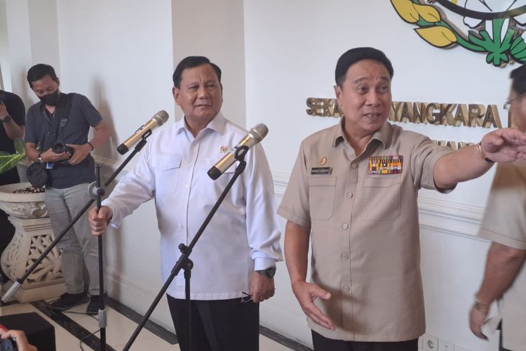 Ketua Umum Partai Gerindra Prabowo Subianto dan Ketua Umum PP Polri Jenderal (Purn) Bambang Hendarso usai bertemu di kantor PP Polri pusat, Jakarta Selatan, Senin (15/5/2023). 