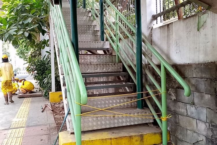 JPO Kyai Maja Jaksel Ditutup Usai Tangga Hilang Dicuri, Diperbaiki Malam Ini