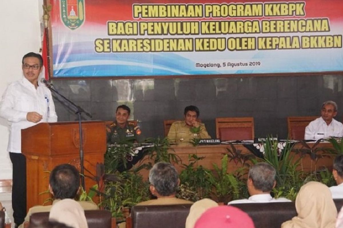 Kepala BKKBN Hasto Wardoyo melakukan pembinaan program BKKBN bagi penyuluh keluarga berencana (KB) se-eks Karesidenan Kedu, Jawa Tengah.