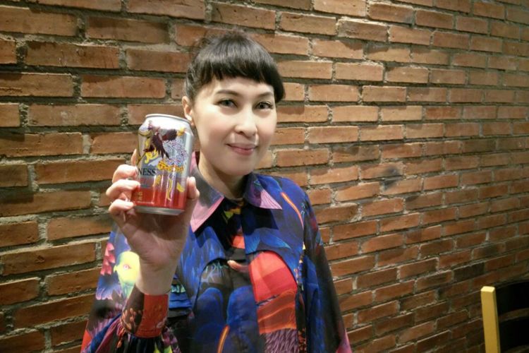 Ykha dengan kemasan Guinness motif batik rancangannya