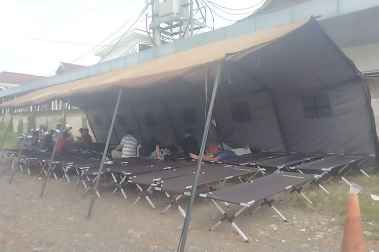 Keluarga Sopir Tangki Korban Tewas Kecelakaan Bus ALS Menanti di Posko DVI: Baru Seminggu Masuk Kerja Lagi