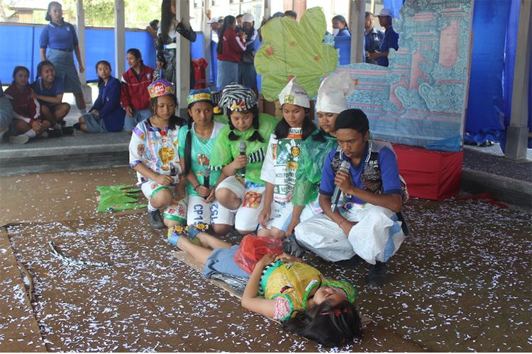 Proyek bidang studi seni dan prakarya ?Reinkarnasi Sampah? oleh siswa SMAN 1 Kintamani 