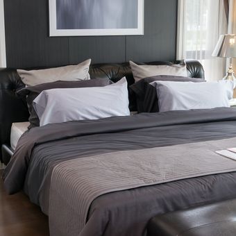 Ilustrasi kamar tidur dengan nuansa warna abu-abu. 