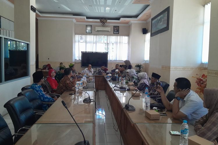 Foto: Perwakilan guru dari ratusan guru yang batal diangkat menjadi PPPK melakukan pengaduan ke DPRD Kabupaten Situbondo pada Maret 2023 lalu.