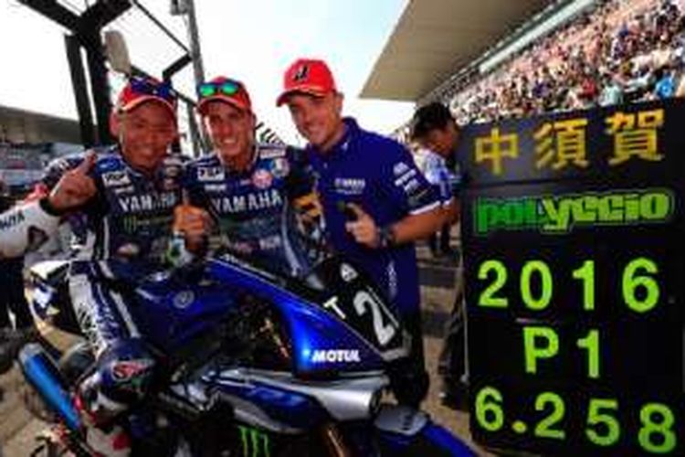 Pebalap dari tim Yamaha Factory Racing Team (kiri ke kanan), Katsuyuki Nagasuka, Pol Espargaro, dan Alex Lowes, menjuarai Suzuka 8 Hours 2016 di Sirkuit Suzuka, Jepang, Minggu (31/7/2016).